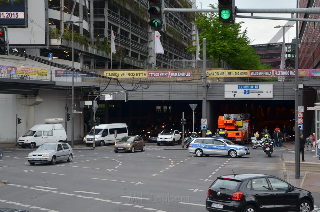 Einsatz BF Koeln Tunnel unter Lanxess Arena gesperrt P9821.JPG - Miklos Laubert